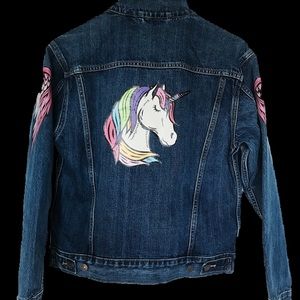 Blue Levi’s boyfriend trucker denim jacket,